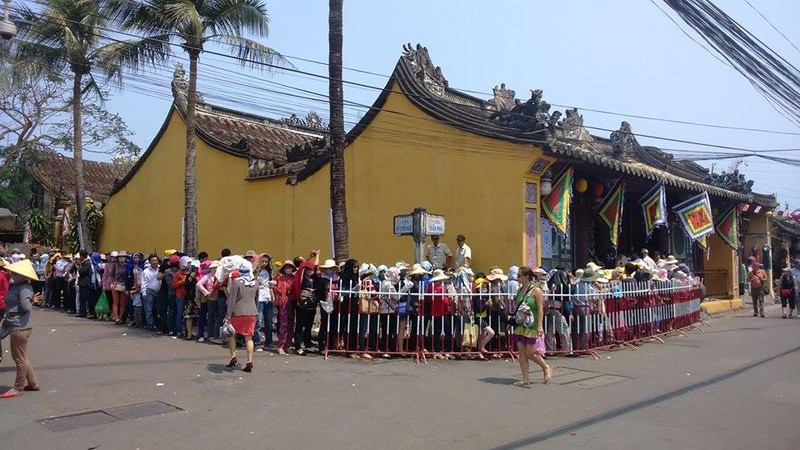 Ky la bien nguoi xep hang trang dem le chua o Hoi An-Hinh-16